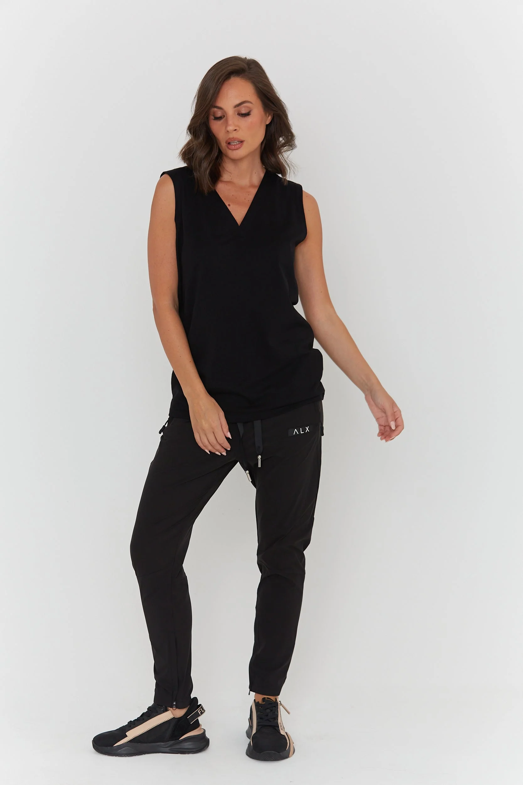 SIMBA V-Neck Black - Image 5
